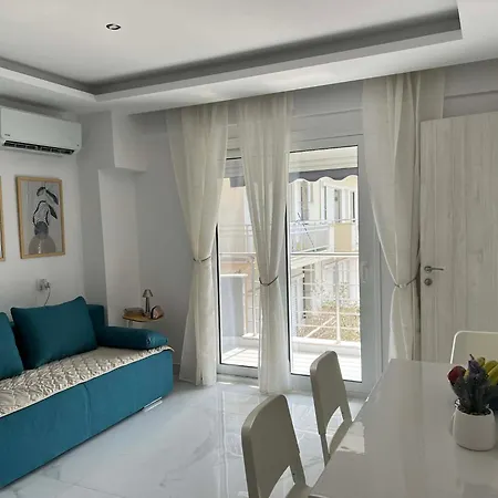 Dei Apartman, Delfini *