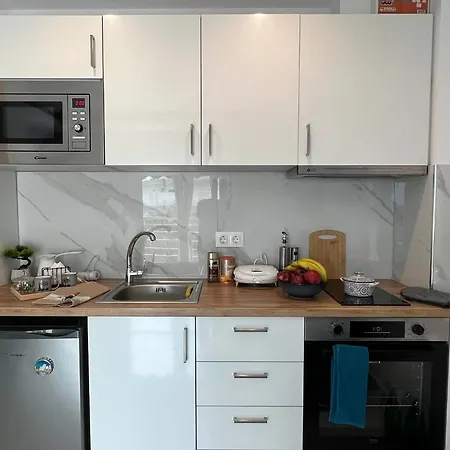 Dei Apartman, Delfini *