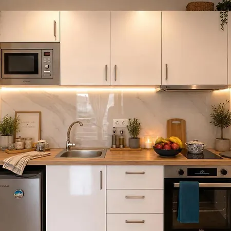 Dei Apartman, Delfini * Paralía