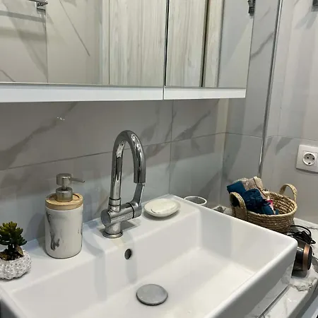 Dei Apartman, Delfini *