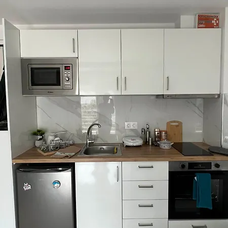 Dei Apartman, Delfini Paralía